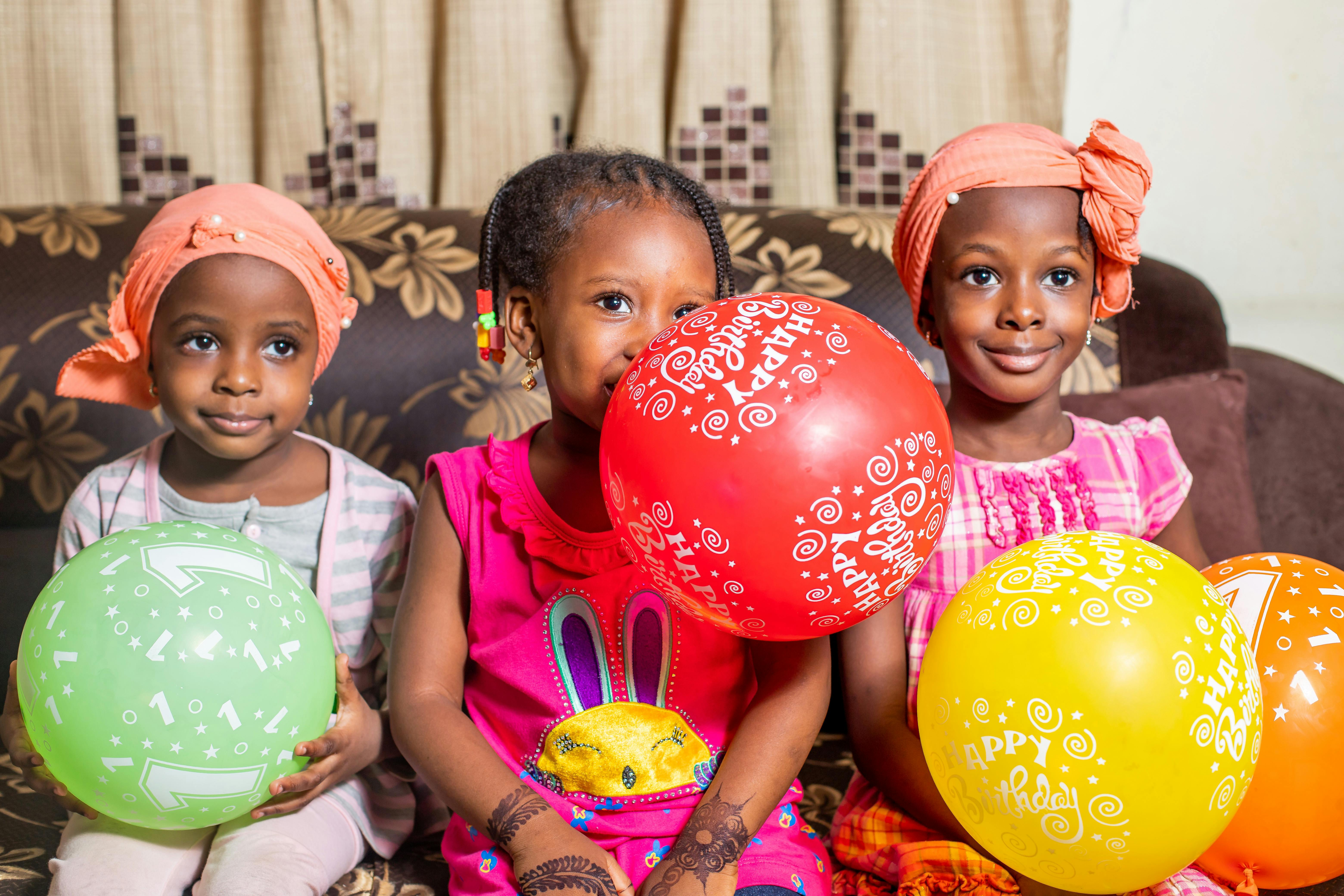 视频封面：城市与人群氛围图